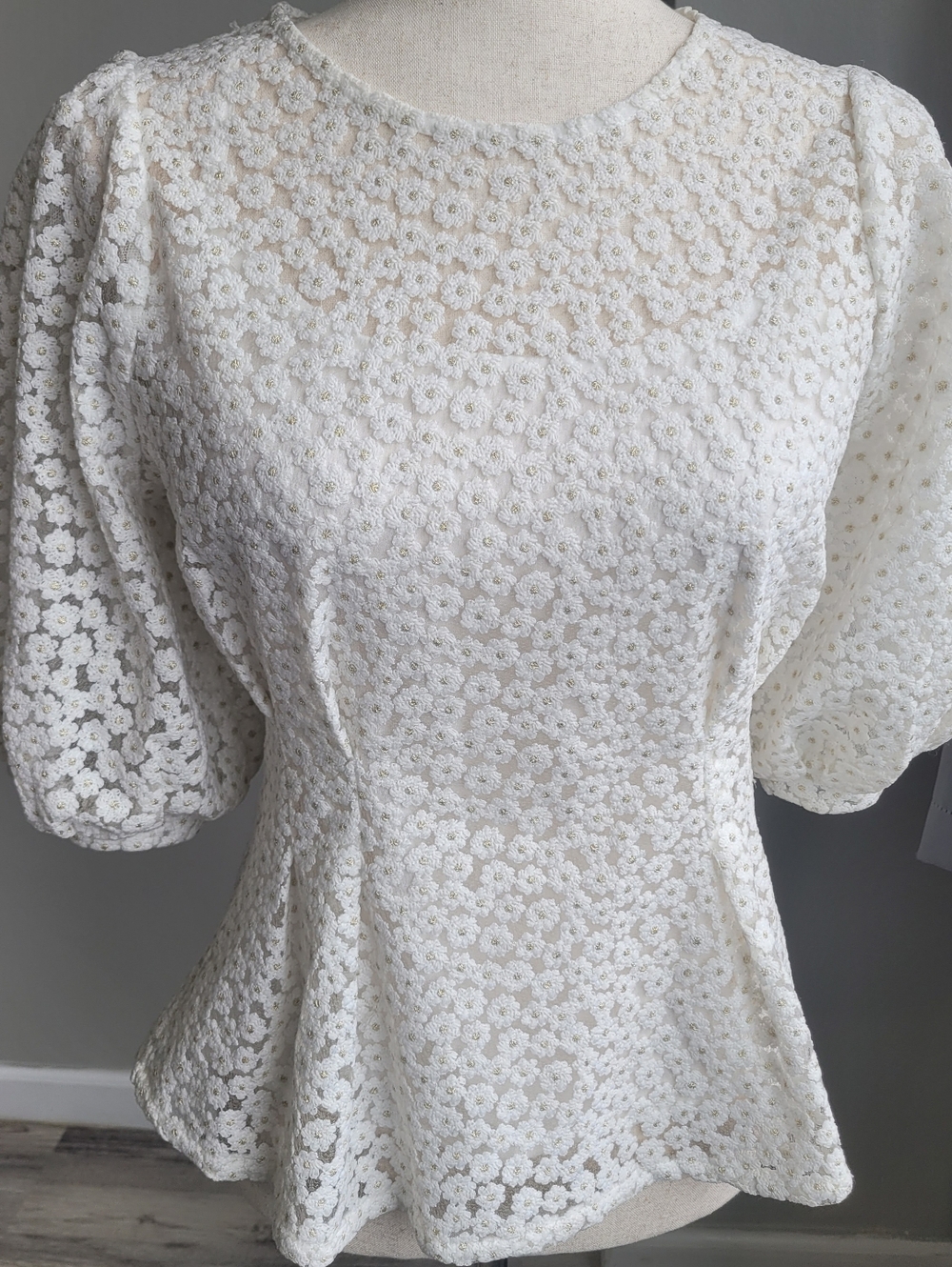 Gracia White Floral Lace Peplum Gracia White Floral Lace Puff-Sleeve Peplum Top